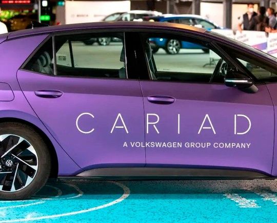 Cariad entwickelt Software für die Marken Volkswagen, Audi und Porsche. Vor einiger Zeit hat man die vor allem in Berlin verstreuten Standorte in Bahnhofsnähe gebündelt, um etwa effizienter arbeiten zu können, denn es gibt auch Probleme ...(Bild:  Cariad)