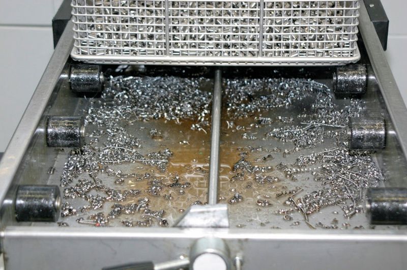 Eine Veränderung beim Schmutzeintrag, beispielsweise eine geänderte Zusammensetzung des Bearbeitungsmediums oder eine höhere Schmutzmenge, kann zu einer unzureichenden Aufbereitung der Reinigungslösung führen. (Bild: Mafac)