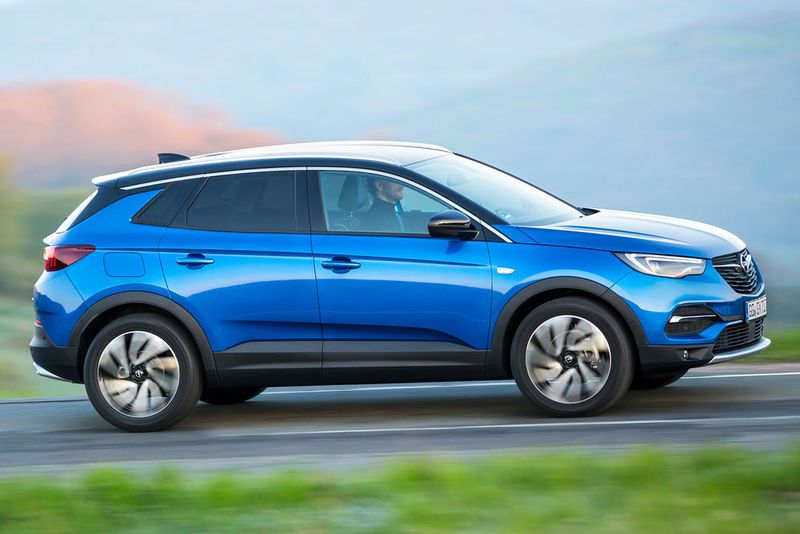 An der ansteigenden Linie von Fahrertür bis zum Ansatz der Heckleuchten ist der Grandland X zu erkennen. (Opel)