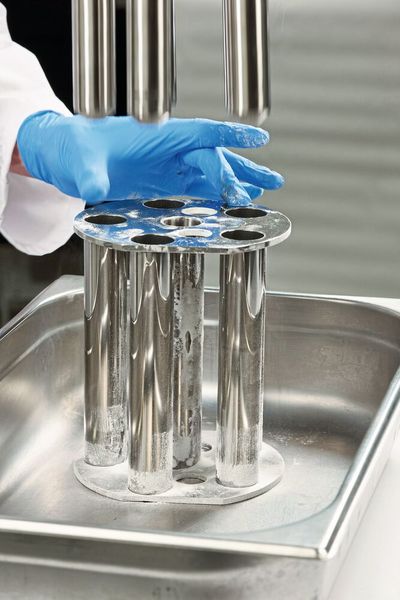 Bei der manuellen Reinigung nimmt der Bediener den Rotor aus dem Gehäuse und zieht die  Magnetstäbe aus dem Extraktor. (Bild: Goudsmit)