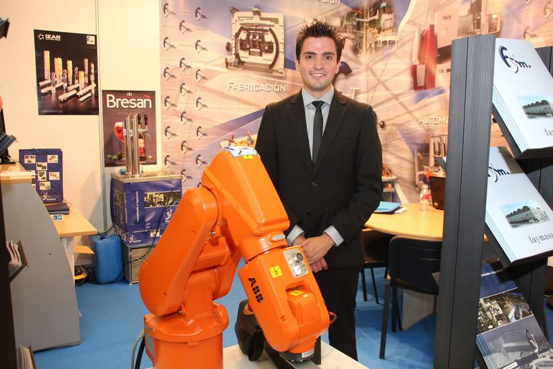 Faymasa wies mit einem ABB-Roboter auf der Cumbre darauf hin, dass man komplette Automatisierungslösungen hat. Laut Javier Pelayo Manteca, habe Faymasa auch schon entsprechende Lösungen nach Deutschland verkauft. (Bild: Schäfer)