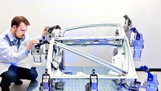 Mit der neuentwickelten Try-Out-Vorrichtung sollen sich die Anlaufzeiten im Karosseriebau verkürzen. Das modulare Baukastensystem ermöglicht laut Fraunhofer IWU eine realistische Nachbildung beliebiger Karosseriebauvorrichtungen im Vorserienprozess. (Foto: Fraunhofer IWU)