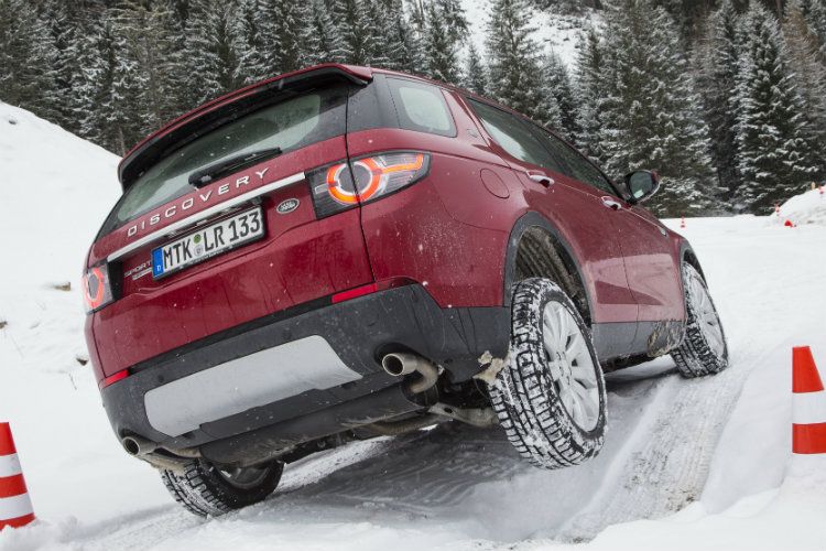 ... noch unebenes Gelände. (Foto: Land Rover)