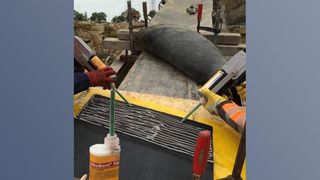 Das Klebesystem bietet einen guten Kompromiss aus Flexi-bilität und Festigkeit. Die Klebesysteme haben nach circa 70 bis 80 Minuten die maximale Endfestigkeiterreicht.  (Bild: Sika )