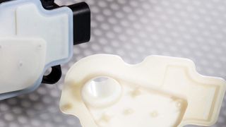 Der Deckel des Aktuators für die Steuerung beweglicher Luftklappen im Kühlergrill besteht aus dem neuen lasertransparenten Ultradur LUX B4300 G4 der BASF. (Bild: BASF)