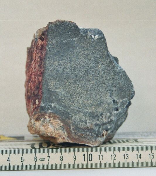 Kobalt: Risikoklasse: hoch. Einsatzfelder: Einsatz zur Herstellung von Hochtemperaturlegierungen, Batterien, Radiologie. Preisentwicklung: Anfang 2006 lager der Preis pro Tonne bei rund 30.000 US-Dollar, 2009-2010 bis zu 50.000 US-Dollar pro Tonne und Mitte 2012 schwankte der Preis um 30.000 US-Dollar pro Tonne. Substitutionsmöglichkeit: Ohne Leistungseinbußen derzeit nicht substituierbar. Zukunftsrelevanz: hoch - insbesondere bei LI-Akkus. Politische Risiken: hoch - Der Kongo hat einen Anteil an der Weltproduktion von fast zwei Drittel und verfügt über die größten Reserven. Das Land ist politisch instabil. (Bild: Privoksalnja)