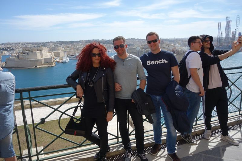 Besa, IT-BUSINESS, wartet mit Andreas und Christian Fischer, Kutzschbach, auf den täglichen Kanonenschlag. (Bild: IT-BUSINESS)