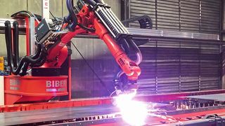 Das neue, robotergestützte Schneidsystem Biber von ERL Automation kann bis zu 9 m × 2 m messende Stahlwerkstücke anfasen. Der Stahlverarbeiter Weber Stahl hat damit jetzt seinen Maschinenpark modernisiert und die Performance gesteigert. (ERL)
