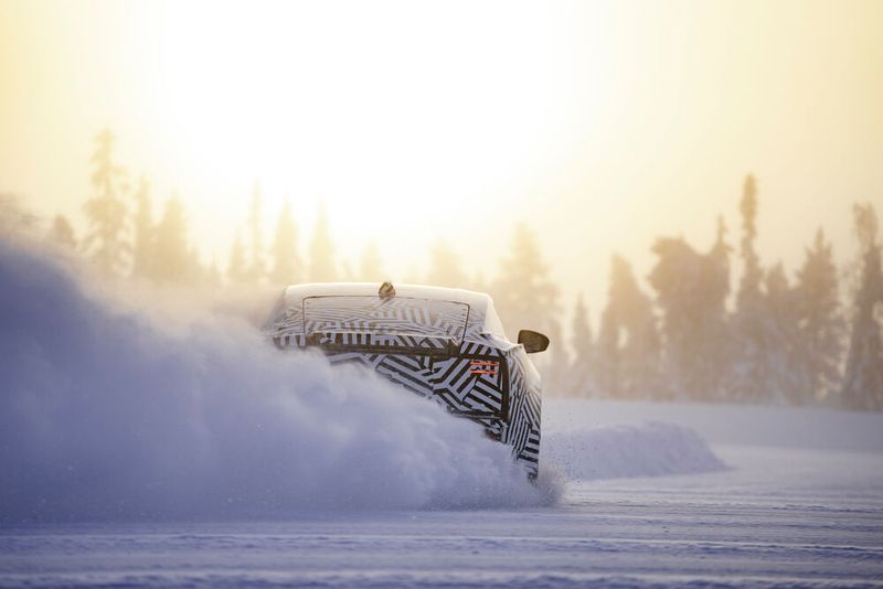 Jaguar TCS Racing hat eine mehrjährige Vereinbarung mit Schaeffler als offiziellem Zulieferer geschlossen. Im Bild: Die Prototypen des neuen vollelektrischen Jaguar Luxury GT bei der Wintererprobung mit Temperaturen bis zu minus 40° Celsius.  (Bild: Jaguar)