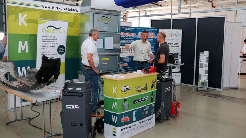 Bei KMW gab es eine Ultraschallschweißmaschine für alle Kunststoffe zu sehen. (Bild: Klasing)