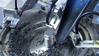 Fertigungsjubiläum bei Bosch: 5 Mrd. MEMS-Sensoren hat Bosch seit dem Großserienstart 1995 gefertigt. Sie erfassen kleinste physikalische Größen, sind aber dennoch höchst robust und lassen sich kostengünstig in großen Stückzahlen fertigen. Aktuell produziert Bosch täglich mehr als vier Millionen Stück. (Bild: Bosch)