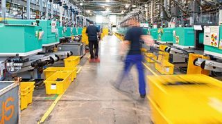 Insgesamt 500 neue Spritzgussmaschinen werden bei Igus in Köln aufgestellt; 100 ältere Spritzgussmaschinen wurden gegen 40 Prozent energieeffizientere getauscht. (Igus)