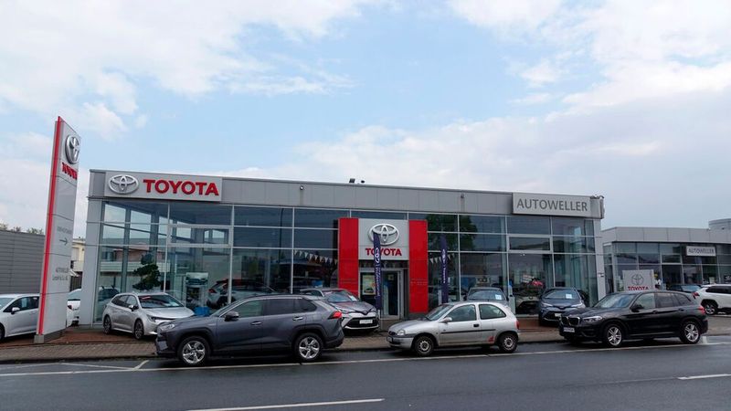 Die Farbe der Importeure – in diesem Fall Toyota-Rot – brachte in diesem Jahr Auto-Weller in Hamm ein. (Bild: Rosenow/»kfz-betrieb«)