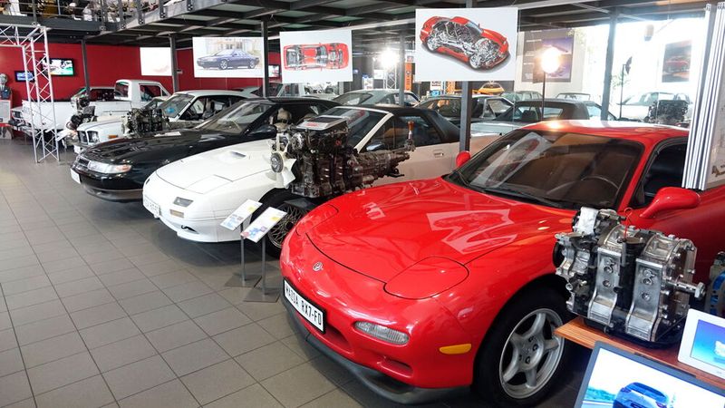 Als einziger Hersteller schaffte es Mazda, den Wankelmotor längerfristig in die Serienfertigung zu integrieren. Die Modelle RX-7 und RX-8 sind legendär. Doch auch hierzulande unbekannte Modelle bekommt man zu sehen. (Bild: Dominsky – VCG)