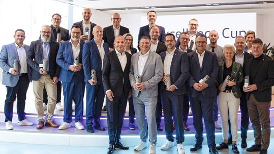 Gruppenbild der Sieger: Vertreter der Gewinner-Betriebe des Volkswagen Excellence Cups 2025 (zum Vergrößern bitte klicken).(Bild:  Volkswagen)