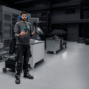 Mit moderner Ultraschalltechnologie kann die Ortung von Leckagen bei laufendem Betrieb erfolgen. (Bild:  Mader GmbH & Co. KG)