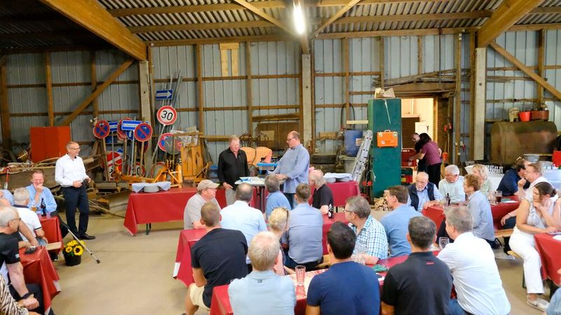 Stilechte Verabschiedung auf dem Gutshof Bossee mit einer Grillparty: Mit Anekdoten und vielen Worten des Dankes und der Würdigung verabschiedete die Innung Kiel-Neumünster ihren Obermeister Hans Hansen nach 25 Jahren im Amt. (Bild: Holger Zietz - VCG)