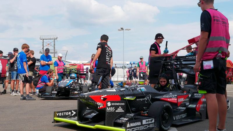 Platz 7: Der Verbrennermotor ist angezählt – das Team der DHBW Stuttgart landet mit seinem elektrischen Fahrzeug (rechts) auf Platz zwei bei der Formula Student Germany 2022. Sie erreichen 646,78 Punkte.  (Bild: Sandro Kipar/VCG)