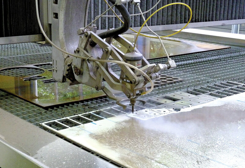 An der für die Hybricut GmbH in Hamm-Rhynern entwickelten Kombianlage für das Wasserstrahl- und Plasmaschneiden sind auch 3D-Phasenschnitte möglich. (Bild: Kuhn)