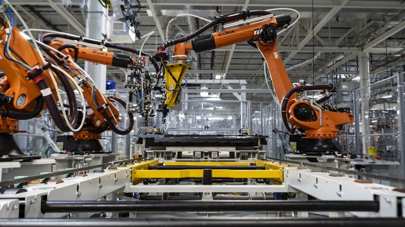 Europäische Unternehmen haben in die Modul- und Packmontage investiert – wie BMW (im Bild). Der Großteil der Wertschöpfung findet jedoch rund um die Zellfertigung statt.(Bild:  BMW)
