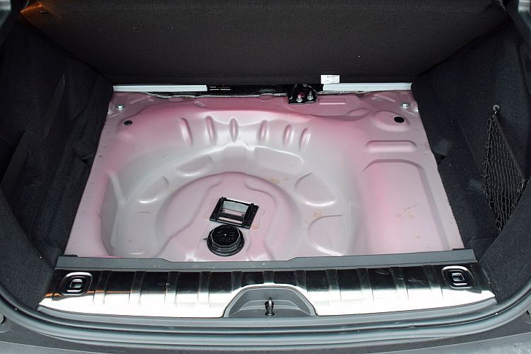 Der Adblue-Einfüllstutzen befindet sich unter dem Notrad, wird bei 17 Litern Tankinhalt aber auch nur selten gebraucht. (Rosenow)