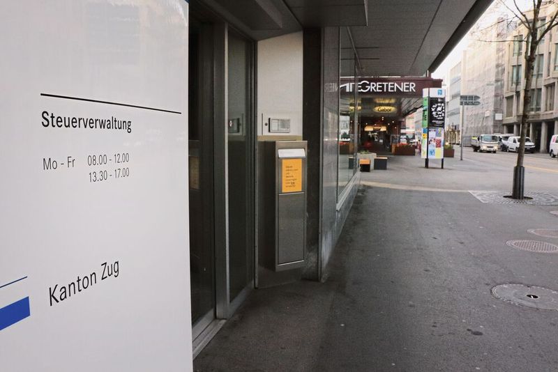 Im Kanton Zug akzeptieren die Steuerverwaltung und einzelne Geschäfte heute Zahlungen mit Kryptowährungen wie Bitcoin oder Ethereum.  (Bild: B. Vogel)