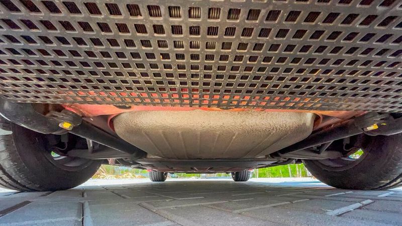 Auch der Unterboden zeigt sich tadellos. Hinter dem umfangreichen Gitter steckt übrigens einer von serienmäßig zwei Kondensatoren der Klimaanlage. (Bild: Kickdown)