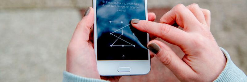 Ein großer Teil der Android-Nutzer verwendet nur wenige Entsperrmuster, die zudem leicht zu erraten sind. Durch die Sperrung dieser beliebten Muster könnte die Sicherheit deutlich erhöht werden.(Bild:  RUB, Marquard)