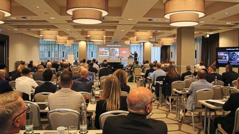 Rund 100 Teilnehmer versammelten sich am 25. September zum Kölner Aftersales Forum, veranstaltet von Wolk & Nikolic Aftersales Intelligence.(Bild:  Wolk & Nikolic Aftersales Intelligence)