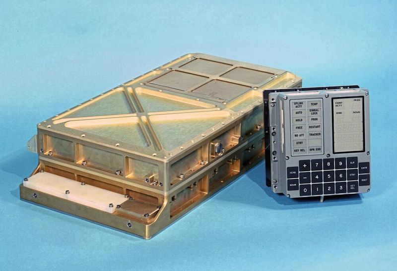 Bild 1: Der Apollo Guidance Computer mit DSKY (rechts) führte 1969 die ersten Menschen zum Mond und war die Grundlage für die zukünftige Raumfahrt. (Bild:  Grabert  / CC BY-SA 3.0 / Wikimedia Commons)