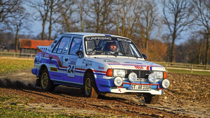 Škoda Deutschland setzt diesen 130 LR bei diversen Oldtimer-Rallyes ein. Unter den bei solchen Veranstaltungen typischerweise häufig vertretenen SL und 911er fällt er auf wie der sprichwörtliche bunte Hund. (Bild: Škoda)