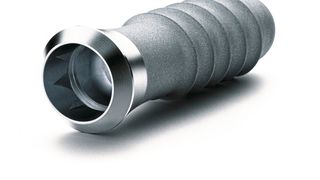 Typische Langdrehteile, links Knochenschrauben mit Schneckengewinde, rechts medizinische Implantate. (Utilis)