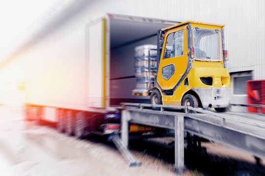Wenn ungenügend gesicherte Bierfässer oder -kisten beim Transport den Lkw beschädigen und dem Frachtführer dieser Mangel bei Ladungsübernahme bekannt war, haftet der Transportkunde nicht für Sach- und/oder Personenschäden.(Bild:  © Parilov – stock.adobe.com)