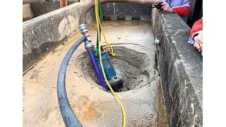 Eine Tsurumi-Pumpe mit Spülkranz frisst sich durch dickstes Sediment und leert das verschlammte Becken ganz ohne menschliches Zutun. (Bild: Tsurumi)