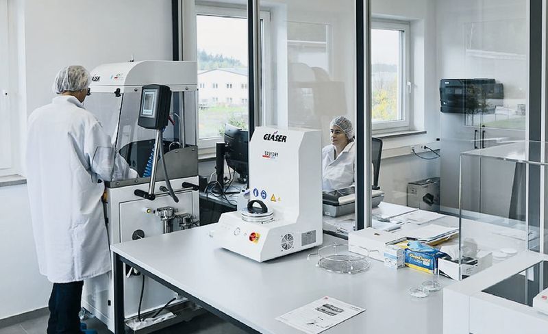 Im hauseigenen Prüflabor für technische Sauberkeit werden Restschmutzanalysen nach allen gängigen Normen sowie kundenspezifischen Vorgaben durchgeführt. (EVS)