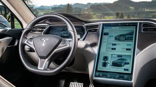 Bild 5: Update per Software: Tesla baut seine Autopilotfunktionen nach und nach über Softwareupdates aus. (Bild: James Lipman : jameslipman.com)