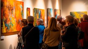 Von der Kunst zur Technik: Der Gallery Walk ist eine Ausstellung für Healthcare Spezialisten, die sich in innovativen Projekten mit Interoperabilität und FHIR-basierten Anwendungen auseinandersetzen. (Bild: © Road Red Runner – stock.adobe.com / KI-generiert)