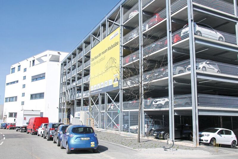Eingang Leitzstraße: Das eigene Parkhaus bietet Platz für rund 300 Fahrzeuge.  (Baeuchle/»kfz-betrieb«)