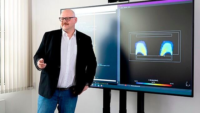 Dr. Dennis Barton, Teamleiter Simulation, erklärt die neuen Simulationsansätze am Fraunhofer IST.(Bild:  Fraunhofer)
