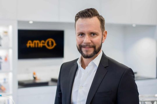(Manuel Nau, Verkaufsleiter bei AMF: „Der neue Greifer ermöglicht längere Maschinenlaufzeiten und die mannlose Bearbeitung auch in zusätzlichen Schichten für kleine bis mittlere Fertigungslose.“ Bild: AMF)