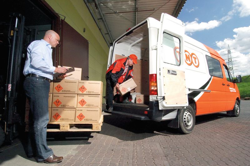 Bei Logistikdienstleistungen für gefährliche Güter gelten höchste Sicherheitsstandards hinsichtlich Verpackung, Ladungssicherung und Transport. (Bild: TNT Express)