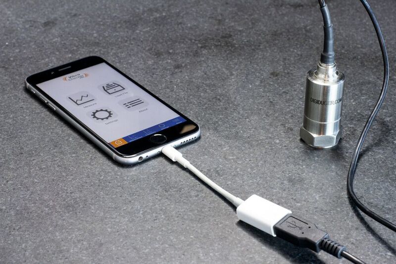 Das iPhone als Profi-Equipment zur Schwingungsmessung bis 8000 Hz: Die Verbindung der ACE App VibroChecker Pro mit dem externen Sensor Digiducer 333D01 macht's möglich. (ACE Stoßdämpfer GmbH )