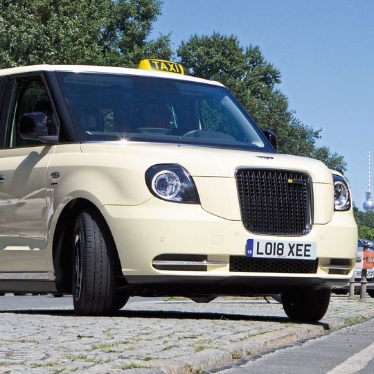 Bekannte Silhouette, neues Innenleben: Die bisher schwarzen Taxis von London werden künftig auch in anderen Städten fahren – mit Elektromotor.(Bild:  LEVC)