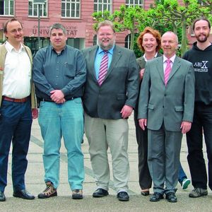 Das Projekt-Team: Dr. Hansjörg Ast (3. v. l.), Markus Stöber (2. v. l.) und 
Oliver Kaufmann (r.) vom Rechenzentrum der Goethe-Universität sowie Angelika Stiehl 
(3. v. r.), Holger Gräbener (2. v. r.) und Morris Kesselring (l.) von Controlware.