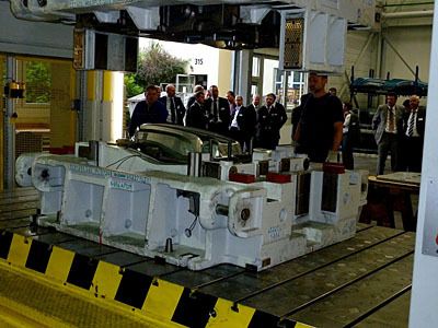 Die zahlreichen Allgaier-Kunden aus der Automobilindustrie überzeugen sich von der Leistung der neuen Tryout-Presse. (Archiv: Vogel Business Media)