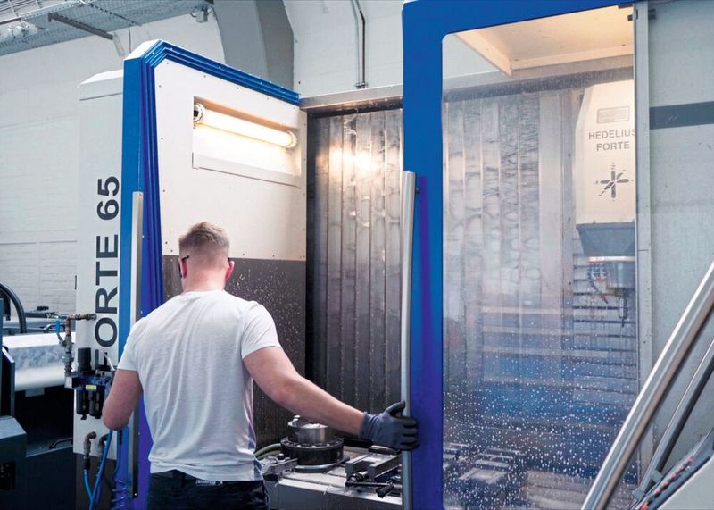 Die Forte 65 mit 65-fach Werkzeugmagazin wurde angeschafft, um die 3-Achs-Bearbeitung zu modernisieren. (Bild: Hedelius)