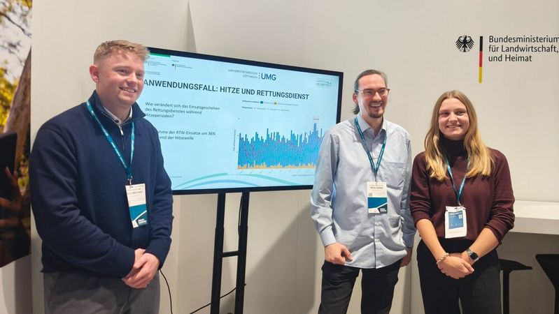 Moritz Werner (v. l.), Projektkoordinator, und Maik Sullek, technischer Sachbearbeiter für IRIS beim Landkreis Helmstedt, mit Linda Hoffmeister, wissenschaftliche Mitarbeiterin am Institut für Allgemeinmedizin der Universität Göttingen, auf der Smart Country Convention 2026 in Berlin.(Bild:  © Serina Sonsalla)