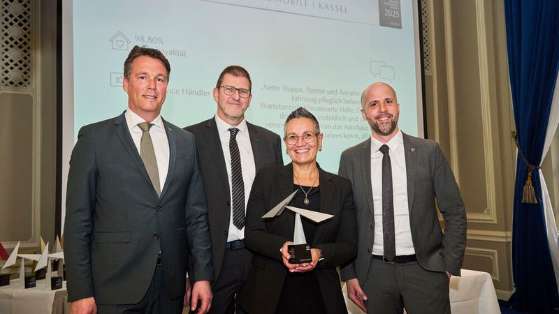Über den zweiten Platz in der Kategorie Omotenashi freuten sich Achim (2.v.li.) und Dunja Hansmann vom Autohaus Hansmann. Überreicht wurde der Award von Mazda-Deutschland-Geschäftsführer Bernhard Kaplan (li.) und dem Direktor Netzstrategie und Kundenerlebnis Stefan Kampa.  (Bild: Silke Steinraths Photography)