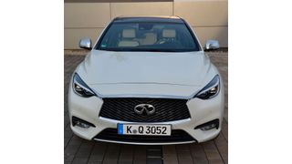 Ein großer Teil der Q30-Fahrzeuge in Deutschland muss in die Werkstatt. (Michel / »kfz-betrieb«)