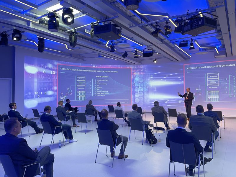 Eine Atmosphäre wie keine andere! Der Raum „The Curve“ wirkt jedes Mal aufs Neue mit seiner gebogenen Leinwand. (Vogel IT-Medien GmbH)